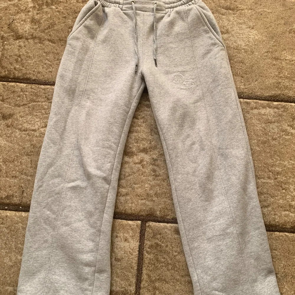 Dreamz baggy grey joggers 10/10 condition Storlek S/M. Jeans & Byxor.