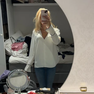 Blus - Skit snygg tröja! Säljer pågrund av att den är för stor för mig. (De två små fläckarna är oboyfläckar och ska tvättas bort innan jag postar tröjan) Skriv om du är intresserad!❤️