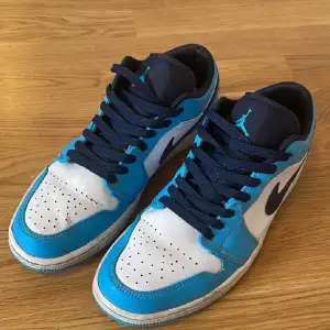 Säljer Jordan 1 lows utan box Skick 8/10 Nypris 2000kr