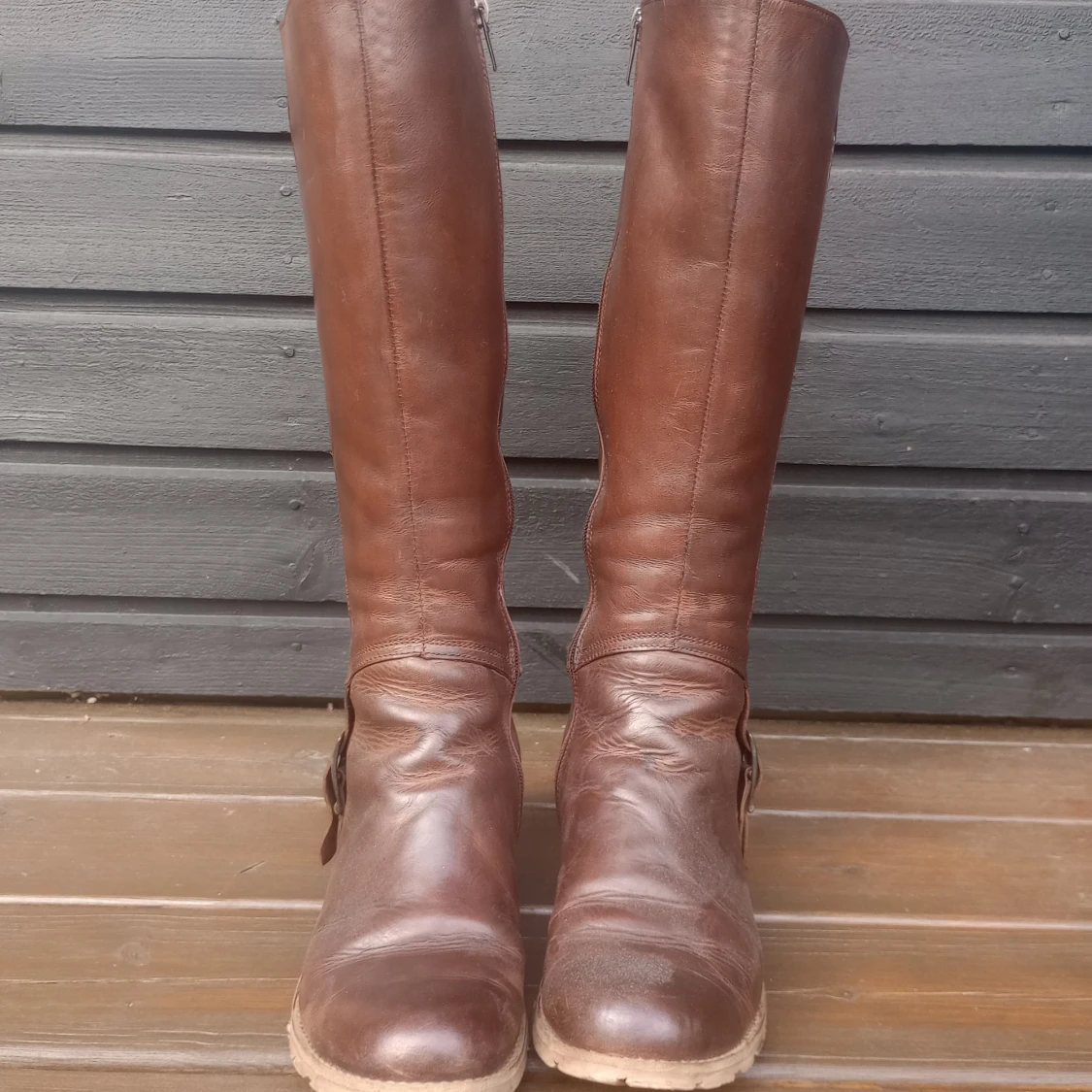 knähöga stövlar med spännen