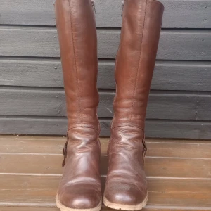 knähöga stövlar med spännen - perfekta inför hösten, liknar frye-stövlar!