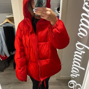röd puffer jacka  - använd 1 vinter sparsamt. Så mycket kvar att ge. 
