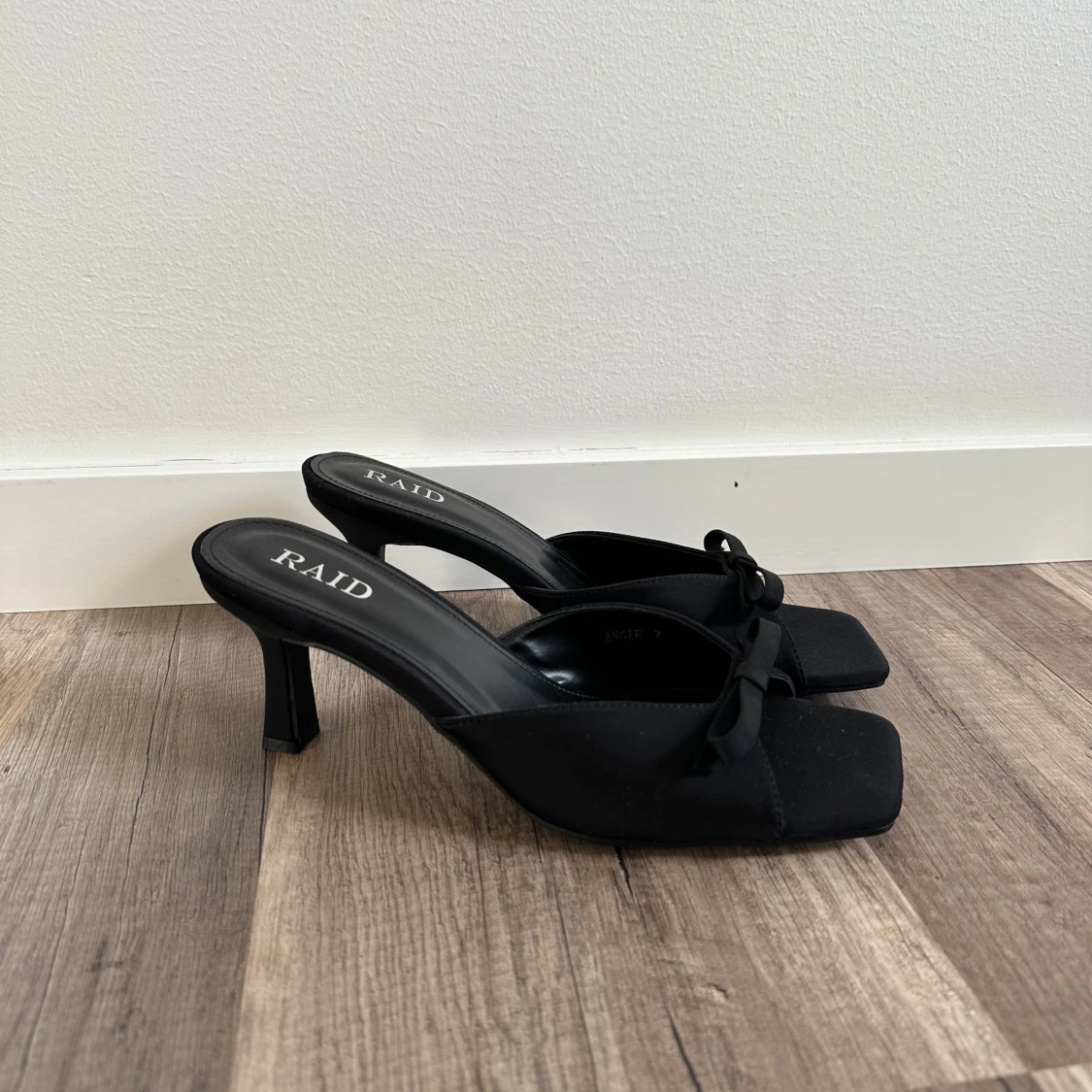 Klackskor med rosett - 90