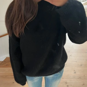 Svart stickad tröja premium - Perfekt stickad tröja nu till hösten! Köpt i storlek L men passar mig som oftast bär S. Fint material då jag köpte den på Lindex premium. Tröjan har mycket bra skick💕