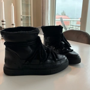 Inukii skor - Säljer nu mina älskade inukii skor då de ej har kommit till lika mycket användning som jag trott. Perfekt inför vintern❄️ De är använda max 2-3 gånger dvs att de är i väldigt bra skick, tveka inte att höra av dig om du har någon ytterligare fundering☺️