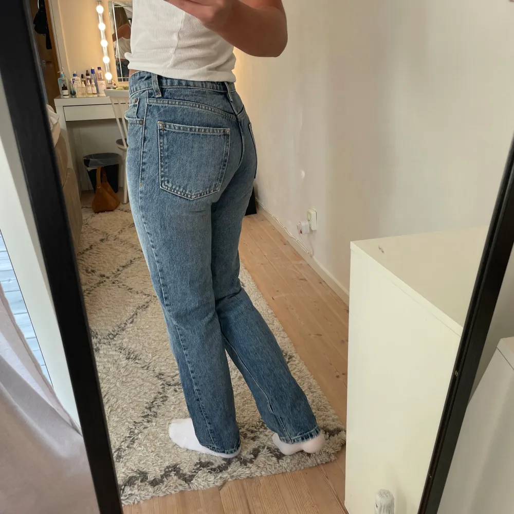 Supersnygga helt slutsålda low waist jeans från zara, gammal kollektion. I nyskick då de knappt är använda💕. Jeans & Byxor.