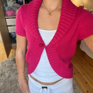 Kortärmad stickad kofta - Supersöt rosa stickad kofta! Ett perfekt plagg nu till hösten!🤗🤗💕💕