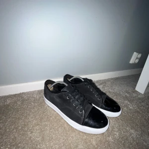 Lanvins 43 - Säljer riktigt snygga lanvins i stl 43 kan passa 44. Skorna är i väldigt bra skick skulle jag säga. Tyvärr medföljer ej original boxen