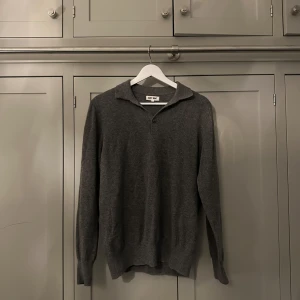 Soft goat tröja - Soft goat tröja med knapp, bra skick. Dåligt ljust på sista bilden utgå från fägen på dom andra två. Säg till om ni vill ha fler bilder!