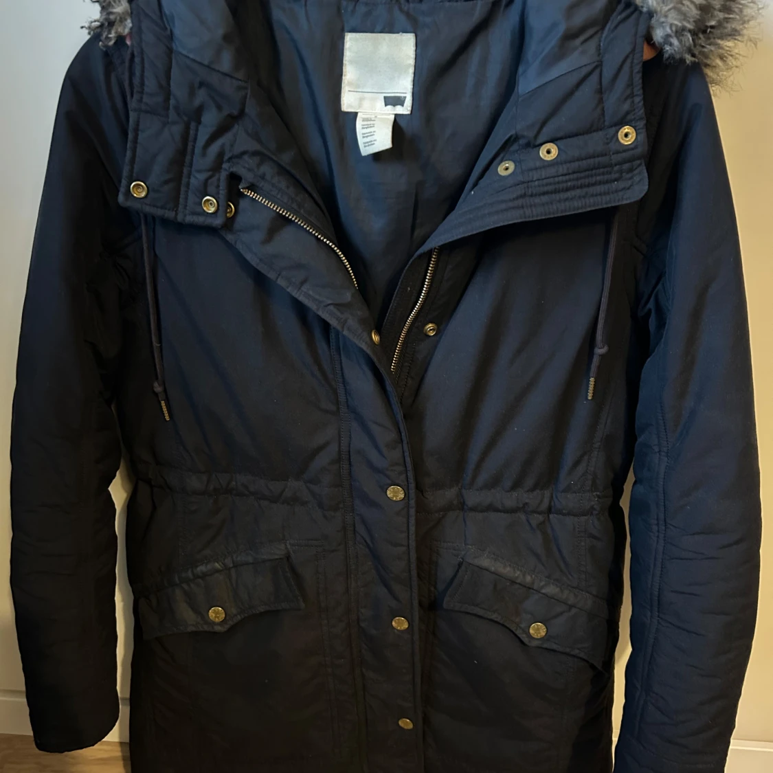 Mörkblå parkajacka med pälskantad huva