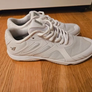 Cheerleading skor - Varsity Rise cheer skor i nytt skick, endast testade men var fel storlek. Storlek 38, innermått 24,6 cm.    Nypris 799kr