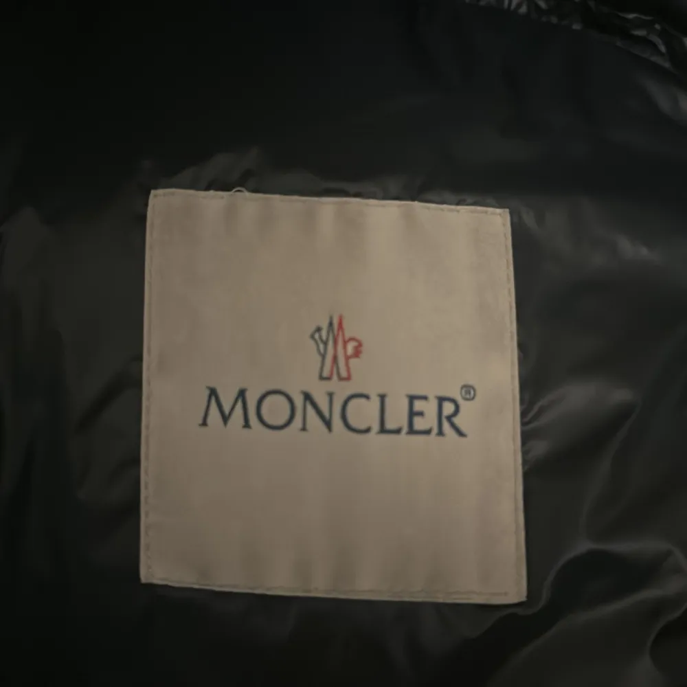 Moncler acorus down jacket | skick 9/10 | storlek 1-small | nypris 12899 | pris 2899 | äkthetsbevis finns | frakt på köparens bekostnad | hör av dig vid frågor eller funderingar📩. Jackor.