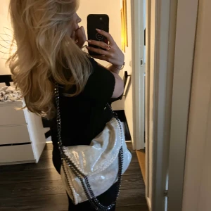 Supersnygg stella mccartney liknande väska - Säljer nu denna fina väska då den inte längre kommer till användning, mycket fint skick! Hör gärna av dig vid frågor eller intresse 🥰