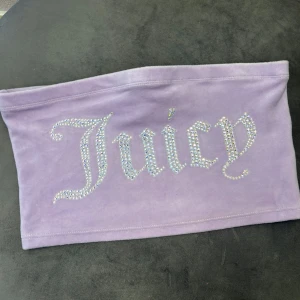 Juicy couture  - Juicy couture top i färgen lila, Max använd 3 gånger. Säljer då jag ej använder den, den är i fantastisk skick Storlek s
