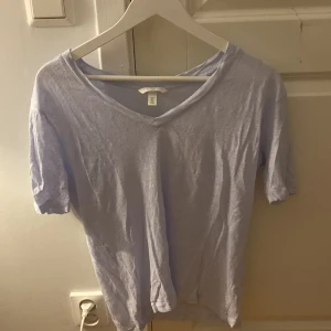 Blå t-shirt - Stolek s väldigt fin baby blå färg. Lite stor i storleken! 💙🦋