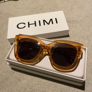 CHIMI solglasögon - Modellen är 08 och är i färgen peach. Använt fåtal gånger. Fodralet medföljer. Nypris: 1 350 kr