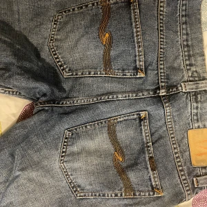Färg stängta jeans, nudie - 31w. Längden är jag osäker på eftetsom de är eldre och tvättlappen är ”borta” men typ 32