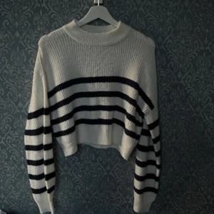 Stickad tröja - Något cropad, mjukt material som inte är sticksigt, storlek xs men stor i storleken, ränderna är mörkblå