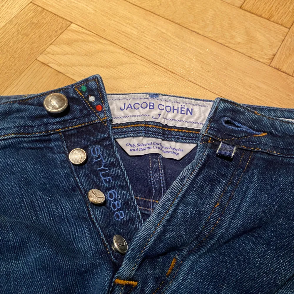 Säljer nu dessa sjukt feta jeans från Jacob Cohen! Modellen är Style 688 och är slim fit, storlek 36. Nypris ca 5300kr, pris kan diskuteras. Hör av er vid funderingar!. Jeans & Byxor.