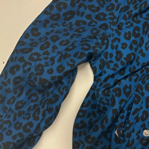 Bomberjacka  - Säljer denna jätte snygga leopard bomberjackan som är i väldigt bra skick, kom privat för mer information 