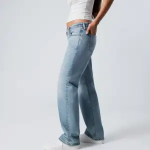 Helt oanvända jeans från weekday med lappen kvar! Jeansen är i storleken 28/32 och sitter bra på mig som vanligtvis har storlek 36/S på jeans och är 165cm lång. Nypris 590kr 