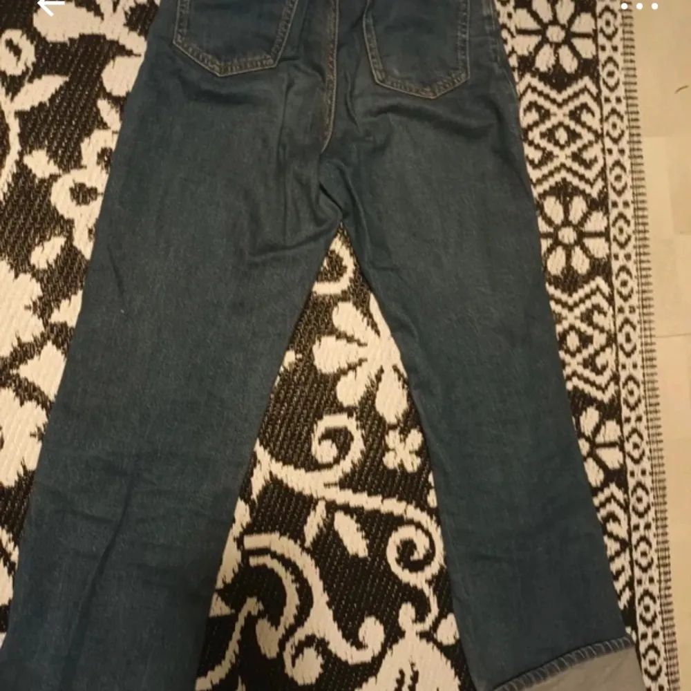 Högmidjade jeans med uppfälld kant. Väll använda men bra skick. Storlek: 164. Jeans & Byxor.