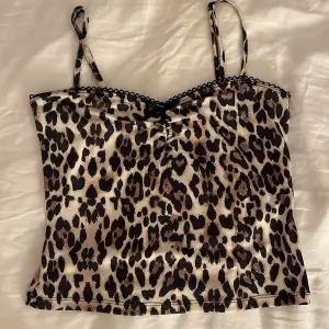 Snyggt leopard linne från Gina Tricot💗 Säljer då det inte kommer till användning