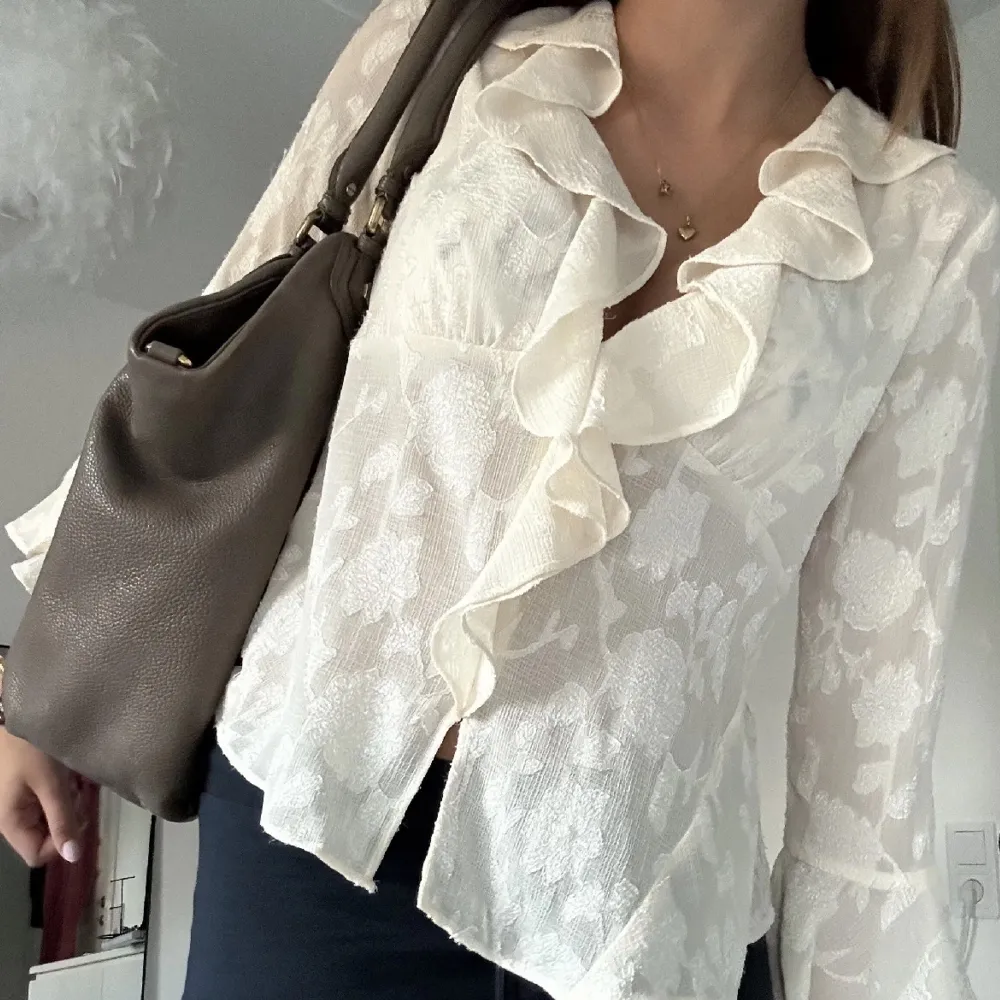 Jättefin brun/beige väska från Marc Jacobs! Ord pris: 7000 men priser med tanke på skick: se bild! De finns lite slitningar i banden på väskan men de är inget märkvärdigt samt bläckfläck inuti! Annars är den helt hålfri och perfekt till skola❤️. Laukut & Käsilaukut.