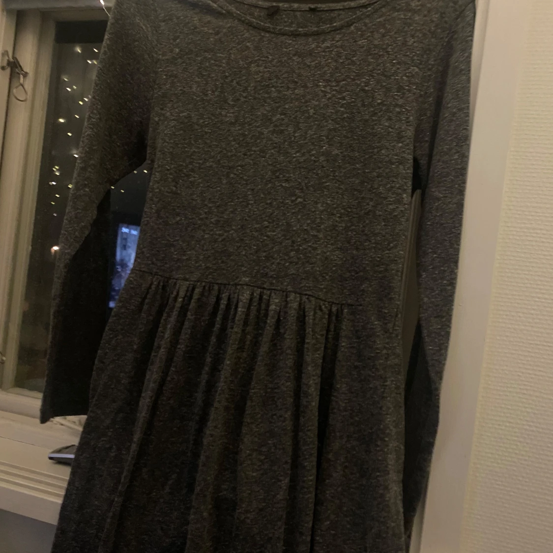 Grå långärmad klänning - 90