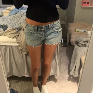 Jeansshorts Pull&Bear st 36 - Snygga shorts från Pull&Bear, knappt använda. St 36. 