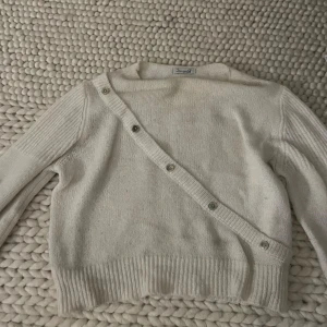 Vit stickad tröja från Design by Si - Säljer en superfin vit stickad tröja från Design by Si. Den är inte helt säker på att jg vill sälja ❤️❤️org pris 420❤️