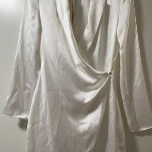 Zara satin klänning - Säljer min klänning eftersom det är fel storlek. Prislappen är kvar och klänningen är oanvänd.