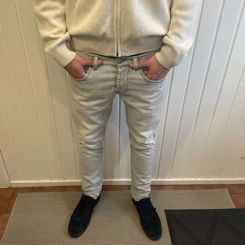 Hej! säljer dessa extremt fräscha och feta oanvända Dondup George jeans i storlek 34. Kom dm för mer bilder eller info!. Jeans & Byxor.