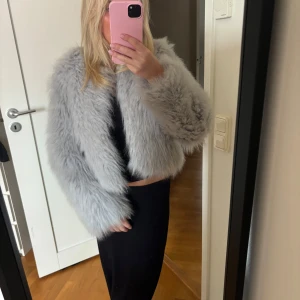 Pälsjacka - zara - Superfin pälsjacka från Zara i storlek M, liten i storleken passar som S även Xs. Köparen står för frakten💕