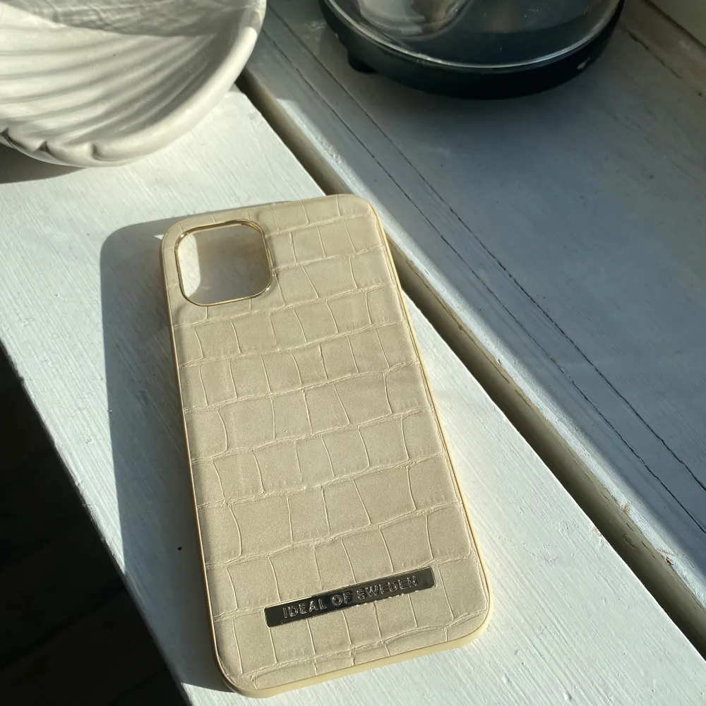 Ett jätte fint skal som jag köpt från Sellpy. De skriver bara måtten där, alltså inte vilken modell så har ingen aning vilken iphone det är till men har försökt att mäta så noga jag kan❣️14,1cm i höjd, 7cm i bredd och 1,1cm i djup.Kontakta vid frågor😊. Accessoarer.