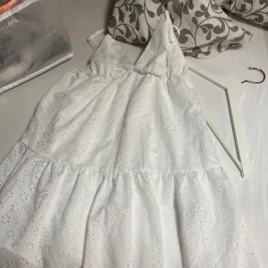 Vit klänning  - En fin vit sommar klänning den är puffig och aldrig använd