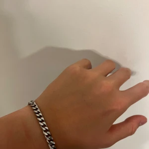 Stål armband  - Säljer detta riktigt snygga stål armband i riktigt bra skick. Vid fler frågor hör gärna av dig. 