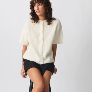 Kofta Gina trocot - Säljer denna nya kofta ifrån Gina tricot. Slutsåld! I storlek xs Kom med bud 💕