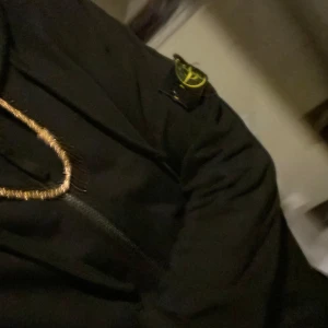 Stone island hoodie  - Säljer denna Stone island hoodie i ny skick 9/10 och är jätte fin inget fel alls inga skador eller hål ba att jag gillar inte den så mycket 