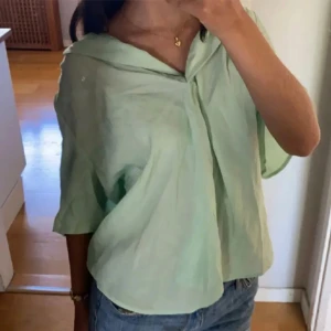 Kortärmad blus  - Grön kortärmad blus från HM i storlek xs. Är aldrig använd. Skriv gärna för frågor💕