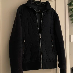 Mörkblå Cardigan - ||cardigan från superdry|| ||Sparsamt använd sen i vintras|| ||mörkblå i färgen|| ||Skulle säga den är 8/10 skick och har mycket kvar att ge!|| ||Den är i storlek xs/s passar någon mellan 165-180!|| ||Hör av er vid frågor!|| (Priset är ej fast!!)