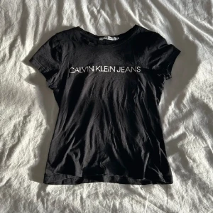 Calvin klein T-shirt - Säljer min calvin klein t-shirt i strl XS. Använd men i fint skick. Tryck gärna på ”köp nu”.