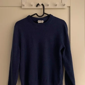 These glory days tröja  - ||Säljer denna väldigt snygga blåa 100% merinoulls tröjan från ’’these glory days’’|| ||Tröjan är i storlek s/xs och i ett väldigt bra skick förutom en liten defekt som knappt syns vid användning! (Se bild 3 vid kragen) ||nypris ligger över 1000kr!||