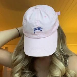 Rosa stussy keps - Jätte snygg stussy keps som inte kommer till någon användning😊