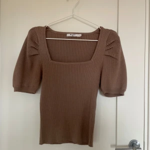 Brun topp  - Superfin brun stickadtopp, testad 1 gång men utan lapp. 