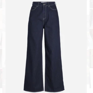 Jeans från JJXX - köpta för 2 år sen. Är i bra skick. Nypris 500kr. midjemått: 70 cm innerbenslängd: 72 cm Pris kan alltid diskuteras :)