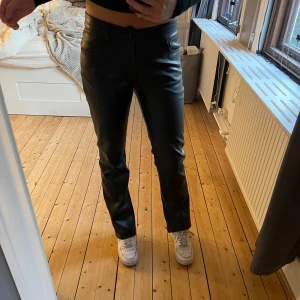 Skinnbyxor  - En par Lågmidjade skinnbyxor från bikbok i storlek 38. Jag har lagt ner dem så innerbenslängden är ungefär 82cm (typ aldrig använt)