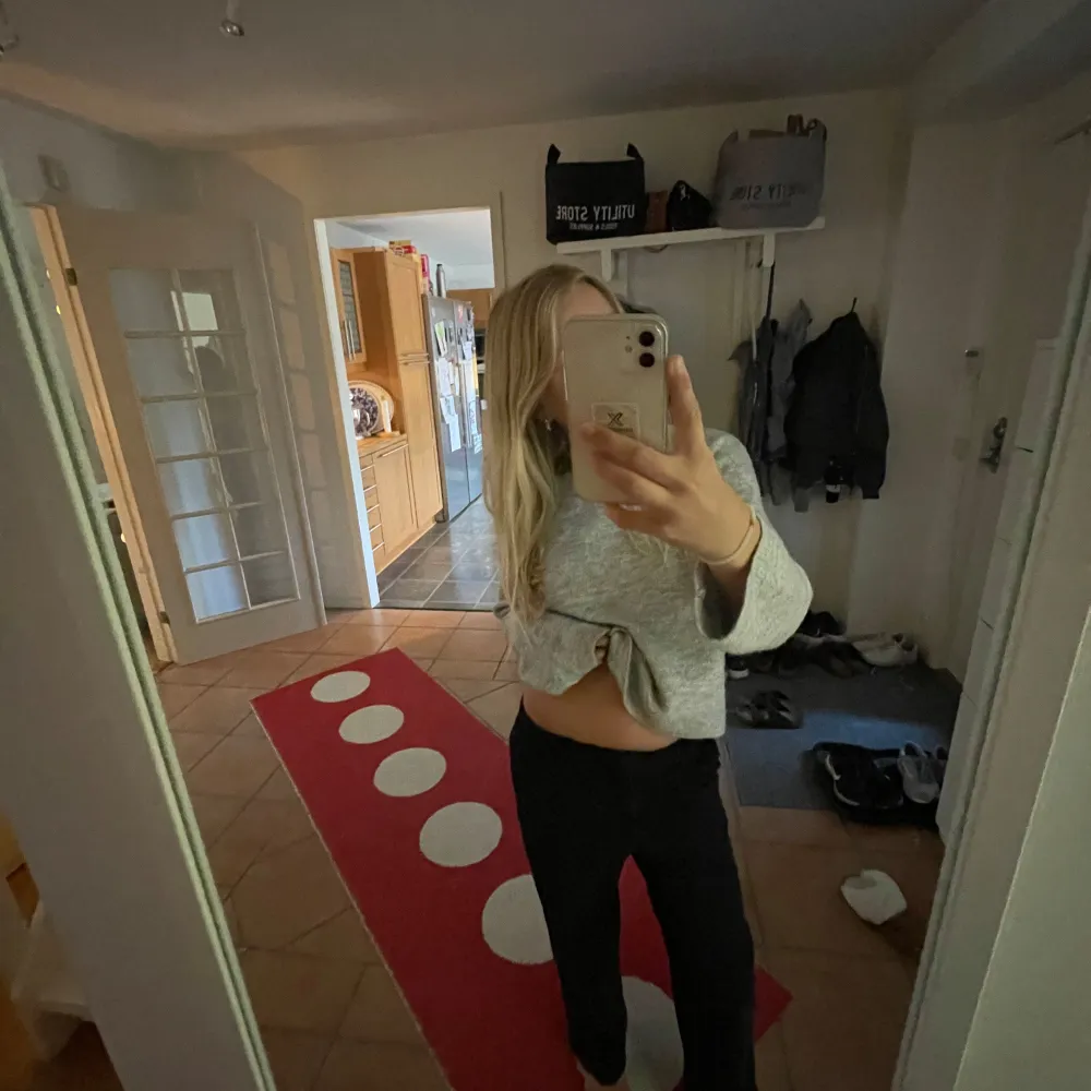 as snygg jeans från hm ! Passar mig som är 161 ! 💕 svarta i bra skick , lite slitna vid foten (kan skicka bild vid intresse ) pris kan diskuteras vid snabb affär , baggie . Jeans & Byxor.