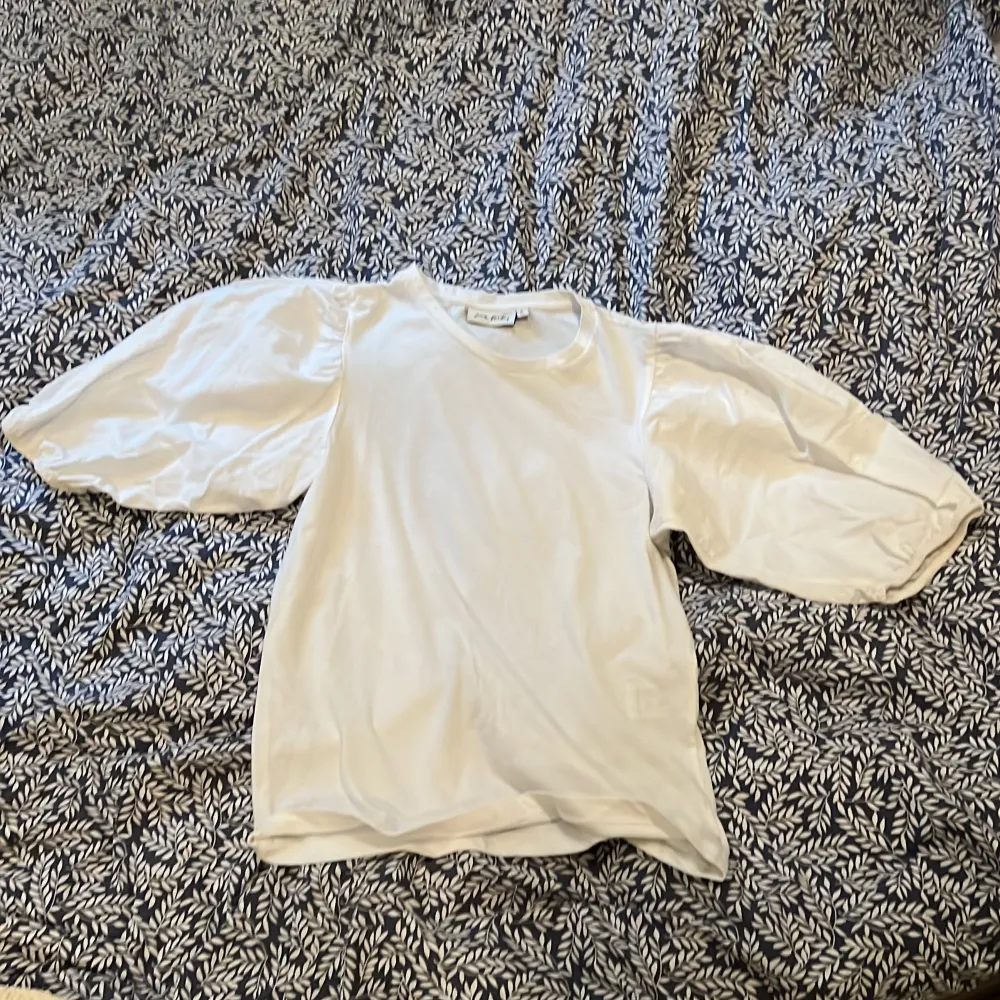 Volangkjol från Ginatricot, beige/vit, använd ett par gånger, M Ärmlös blus från MQ, syrenlila, 36 T-tröja med puffärmar från pure friday, vit, S 40kr/plagg eller 100kr alla tre plaggen. Puserot.