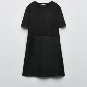 Svart Zara Klänning - Svart klänning från Zara, två olika material. Aldrig använd!